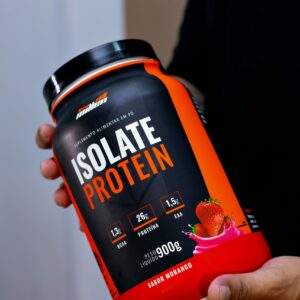 Close-up of a hand holding an Isolate Protein container in Belo Horizonte, Brazil.